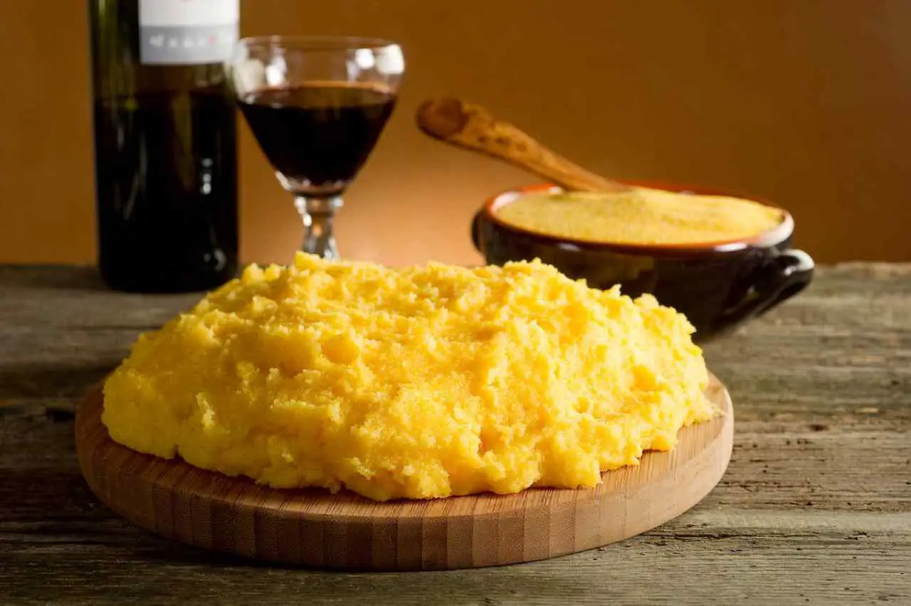 La tua polenta è sempre troppo dura o troppo liquida? Ecco il trucco dell’ingrediente segreto