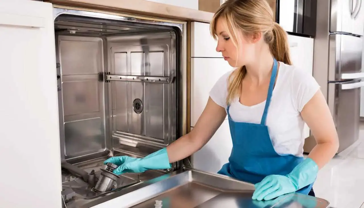 Il trucco naturale per eliminare cattivi odori e grasso dalla lavastoviglie in un solo ciclo