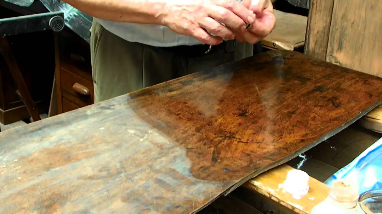 Hai sempre sbagliato a nutrire il legno: non usare l’olio d’oliva, ecco cosa impiega un restauratore