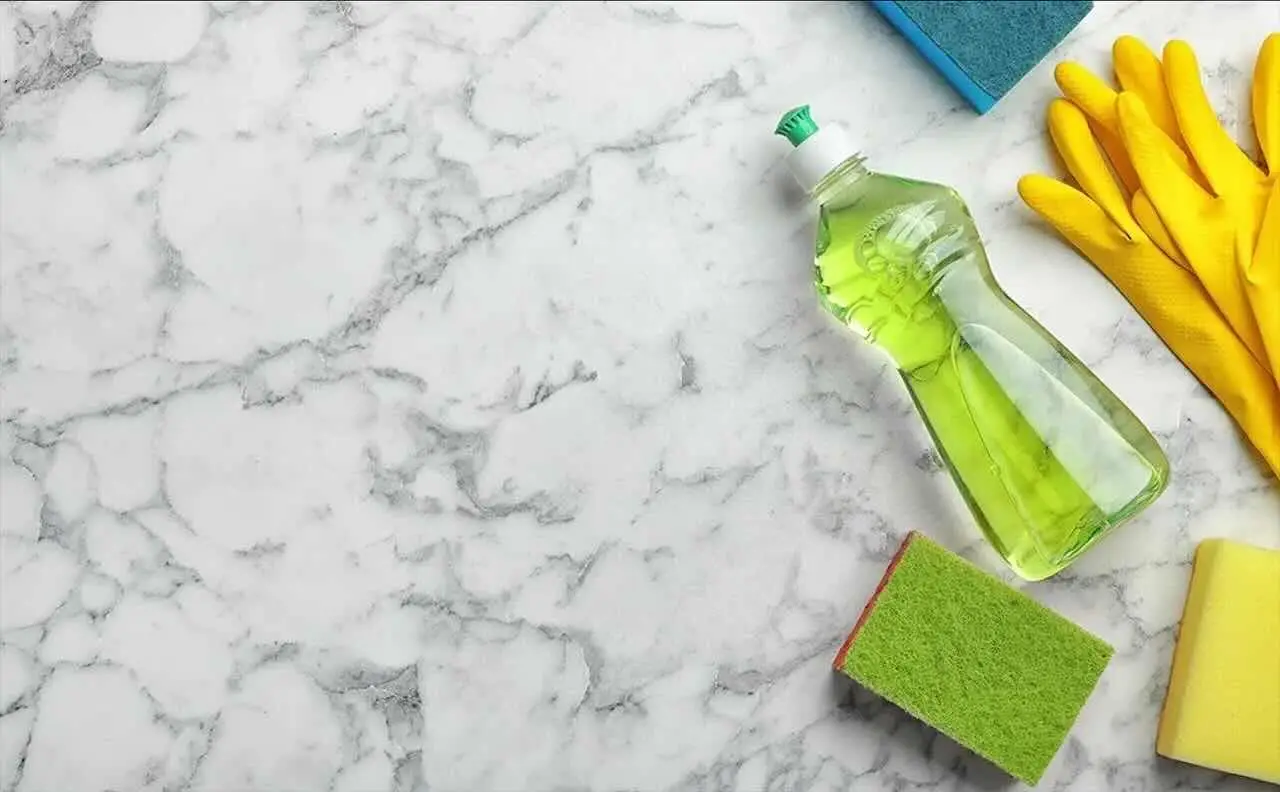 Usi il detersivo per piatti sui vetri? Ecco le dosi esatte per non lasciare aloni