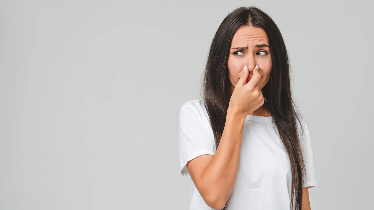 Odore di fogna in bagno con le finestre aperte? Ecco la causa nascosta e come risolvere